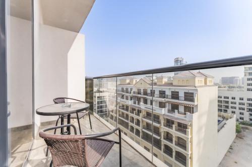Near Circle Mall And Parks, Easy Access to Al Khail Road And Close to RTA Bus Stop, Lucky Residences, JVC by Deluxe Holiday Homes, Dubaj (fotografie 3)