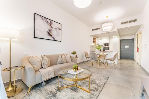 Near Circle Mall And Parks, Easy Access to Al Khail Road And Close to RTA Bus Stop, Lucky Residences, JVC by Deluxe Holiday Homes, Dubaj (fotografie 5)