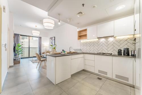 Near Circle Mall And Parks, Easy Access to Al Khail Road And Close to RTA Bus Stop, Lucky Residences, JVC by Deluxe Holiday Homes, Dubaj (fotografie 6)