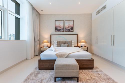 Walking Distance to Bay Avenue Mall, 5 Minutes Drive to Downtown Dubai, Close to Metro Station, With Canal View, The Cosmopolitan, Business Bay by Deluxe Holiday Homes, Дубай (фото 7)