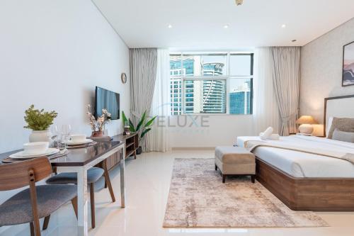 Walking Distance to Bay Avenue Mall, 5 Minutes Drive to Downtown Dubai, Close to Metro Station, With Canal View, The Cosmopolitan, Business Bay by Deluxe Holiday Homes, Дубай (фото 8)