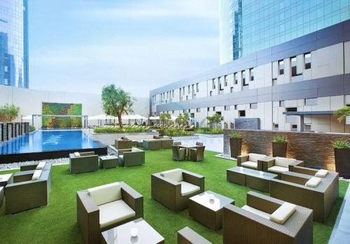 Walking Distance to Bay Avenue Mall, 5 Minutes Drive to Downtown Dubai, Close to Metro Station, With Canal View, The Cosmopolitan, Business Bay by Deluxe Holiday Homes, Дубай (фото 10)