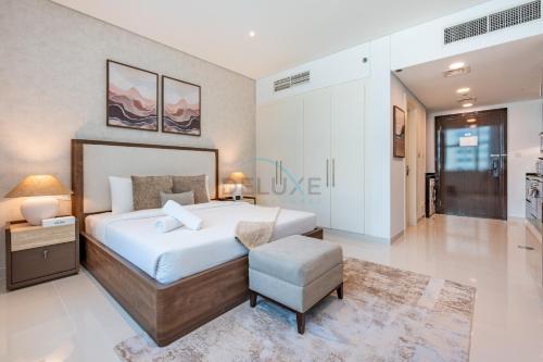 Walking Distance to Bay Avenue Mall, 5 Minutes Drive to Downtown Dubai, Close to Metro Station, With Canal View, The Cosmopolitan, Business Bay by Deluxe Holiday Homes, Дубай (фото 3)