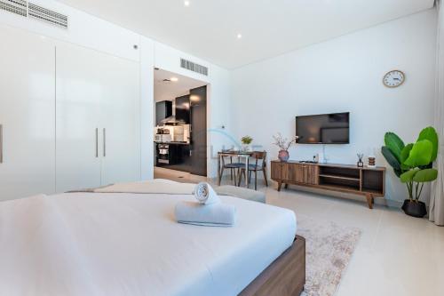 Walking Distance to Bay Avenue Mall, 5 Minutes Drive to Downtown Dubai, Close to Metro Station, With Canal View, The Cosmopolitan, Business Bay by Deluxe Holiday Homes, Дубай (фото 5)