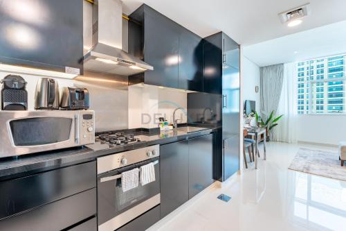Walking Distance to Bay Avenue Mall, 5 Minutes Drive to Downtown Dubai, Close to Metro Station, With Canal View, The Cosmopolitan, Business Bay by Deluxe Holiday Homes, Дубай (фото 6)