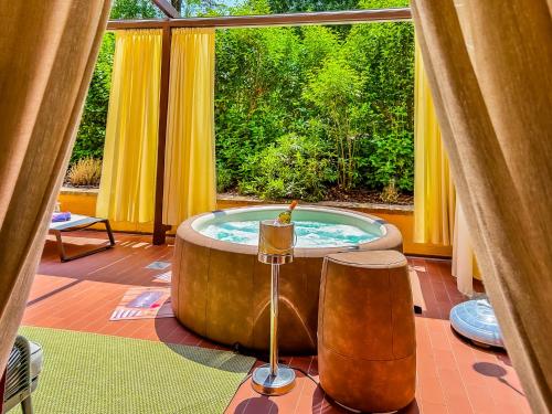 Hot tub, Terrazza Mazzini 53 - Jacuzzi & Parking in East Bologna