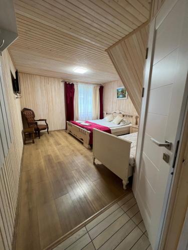 5 bedrooms, 8 beds