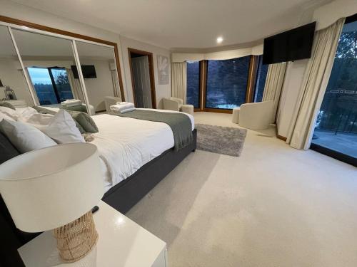 Blackstone Lakeside 4 Bedrooms 2 Bathrooms in Hadspen