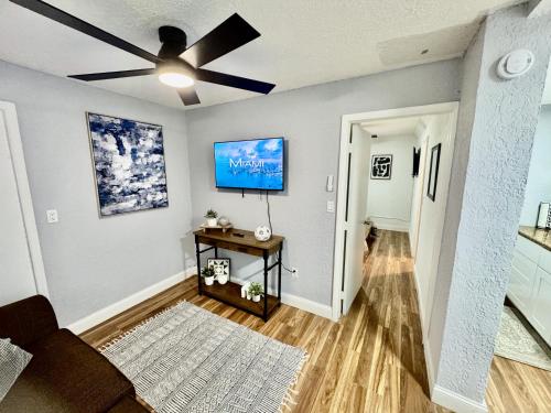 Retreat in Style Private Peaceful Miami Bungalow near อุทยานเขตร้อน