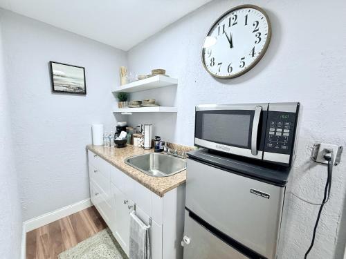 ห้องครัว, Retreat in Style Private Peaceful Miami Bungalow near อุทยานเขตร้อน