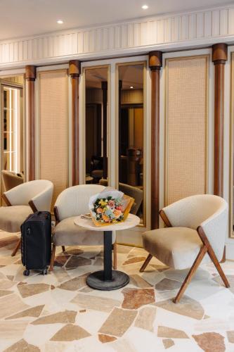 Hotel Ambassador near Palais de Justice