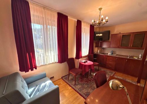 1 queen bed, 2 sofa beds