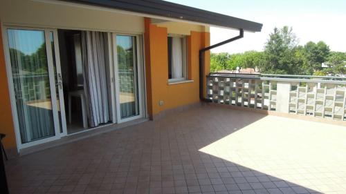 Flat with luminous terrace close to the sea