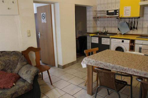 Möblierte 2-Raum Wohnung 11 in Ohrdruf - Thüringen Wald (Moblierte 2-Raum Wohnung 11 in Ohrdruf - Thuringen Wald) in كراوينكل