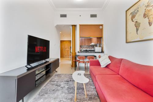 Retro 1BR APT in Marina Near JBR Beach & Mall, Dubai