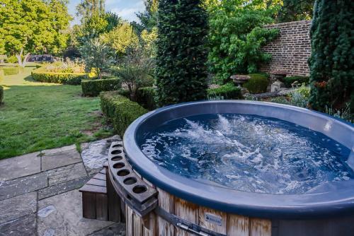 London- Large Period Town House with river front in Hertford