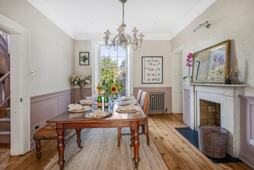 London- Large Period Town House with river front in Hertford