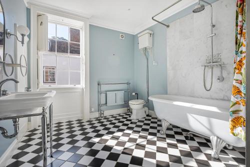 London- Large Period Town House with river front in Hertford