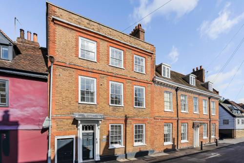 London- Large Period Town House with river front in Hertford