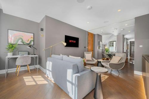 Sleek Soho Apartment - King bed - AC - Sleeps 4, Londyn (zdjęcie 2)
