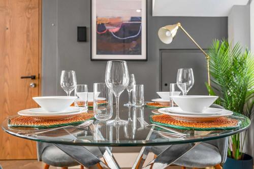 Sleek Soho Apartment - King bed - AC - Sleeps 4, Londyn (zdjęcie 10)