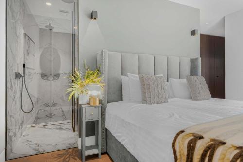 Sleek Soho Apartment - King bed - AC - Sleeps 4, Londyn (zdjęcie 8)
