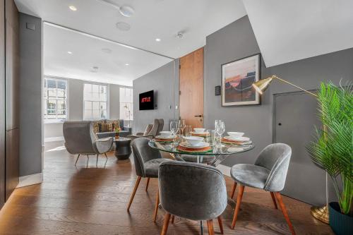 Sleek Soho Apartment - King bed - AC - Sleeps 4, Londyn (zdjęcie 7)