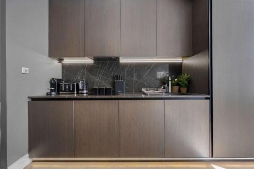Sleek Soho Apartment - King bed - AC - Sleeps 4, Londyn (zdjęcie 3)