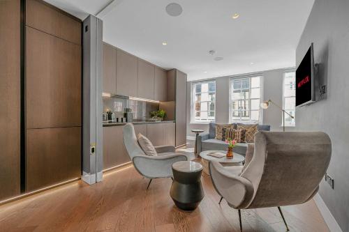 Sleek Soho Apartment - King bed - AC - Sleeps 4, Londyn (zdjęcie 9)