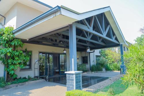 Greenwood Manor Hotel in นโดลา