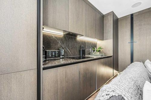 Refined 2-Bed Soho Apartment with AC - Sleeps 6, Londyn (zdjęcie 10)