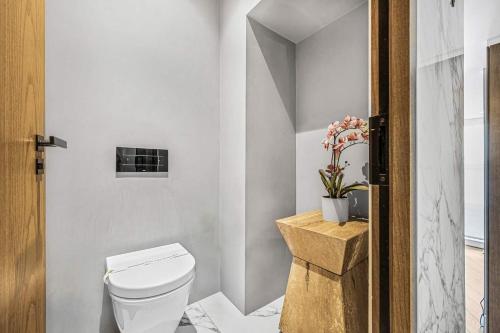 Refined 2-Bed Soho Apartment with AC - Sleeps 6, Londyn (zdjęcie 11)