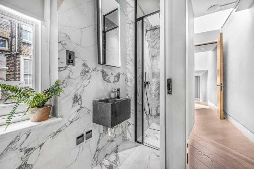 Refined 2-Bed Soho Apartment with AC - Sleeps 6, Londyn (zdjęcie 6)