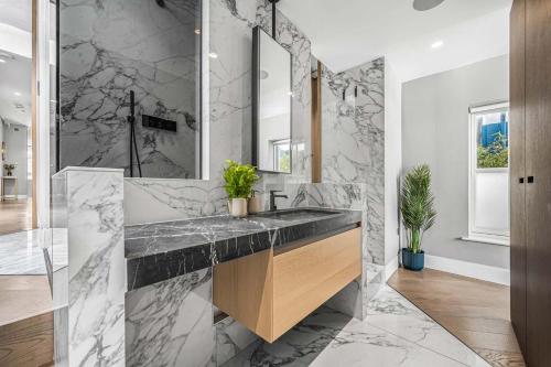 Refined 2-Bed Soho Apartment with AC - Sleeps 6, Londyn (zdjęcie 3)