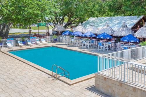 Days Inn by Wyndham Fort Myers Springs Resort - image 10