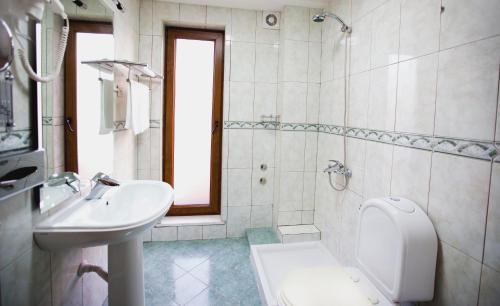 Orchidea Hotel, Тирана (фото 8)