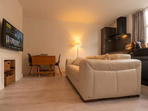 Luxury ground floor modern flat close to city with free parking, Leeds