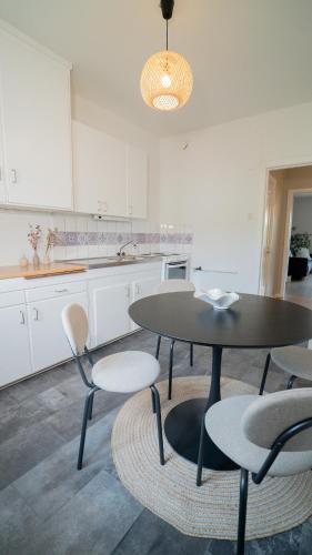 Konyha, Stylish, Central Studio Close to Tram & Shops in Külváros