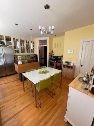 köök, Charming 2BR in the Heart of Jamaica Plain in Jamaica Plain