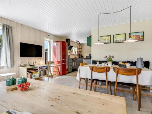 Holiday Home Hermanni - from the sea by Interhome in 哈爾斯