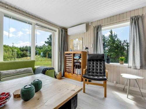 Holiday Home Hermanni - from the sea by Interhome in 哈爾斯