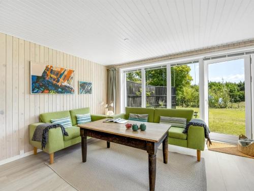 Holiday Home Hermanni - from the sea by Interhome in 哈爾斯