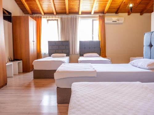 6 twin beds