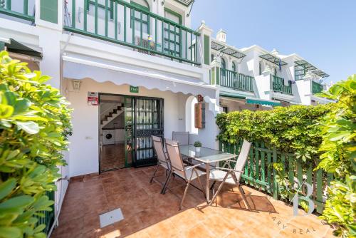 Coqueto bungalow con terraza privada y piscina