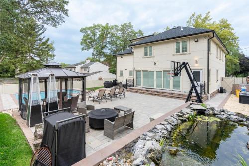 A szálláshely kívülről, Luxury 6BR House with Pool & Outdoor BBQ in Plainview (New York)