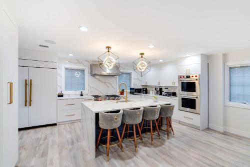 Konyha, Luxury 6BR House with Pool & Outdoor BBQ in Plainview (New York)