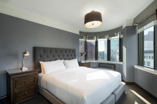 The Boxer near Bunker-domb Emlékmű