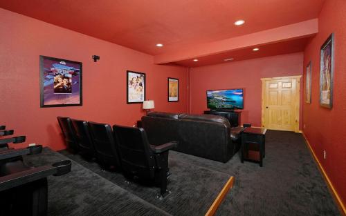 Beavers Mountaintop Retreat - Private Pool, Theater Room, Pool Table, + Outdoor Hot Tub