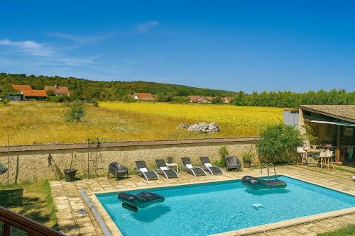Évasion à Rully grande maison avec piscine privée (Evasion a Rully grande maison avec piscine privee) in Chagny