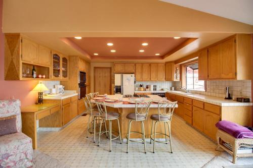 Spacious Kelseyville Home with Large Lakefront Deck! in Kelseyville